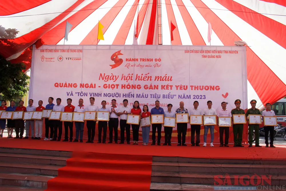 Các cá nhân, gia đình tiêu biểu trong phong trào hiến máu tình nguyện.Ảnh: NGUYỄN TRANG