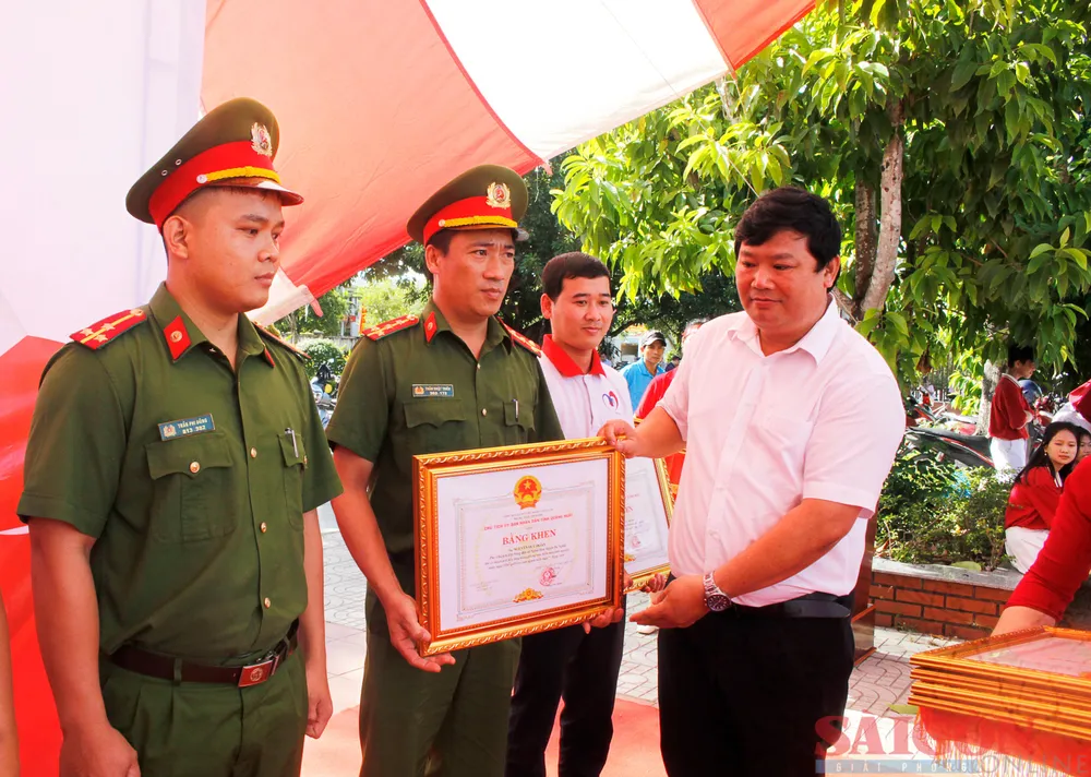 Các chiến sĩ công an tích cực tham gia hiến máu tình nguyện. Ảnh: NGUYỄN TRANG