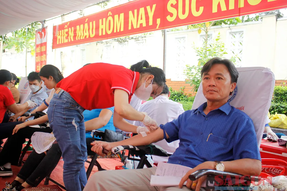 Các thầy cô giáo tích cực tham gia hiến máu tình nguyện. Ảnh: NGUYỄN TRANG