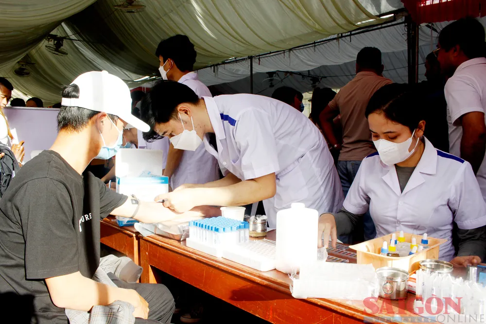 Các tình nguyện viên đăng ký tham gia hiến máu tình nguyện, sáng 11-6. Ảnh: NGUYỄN TRANG