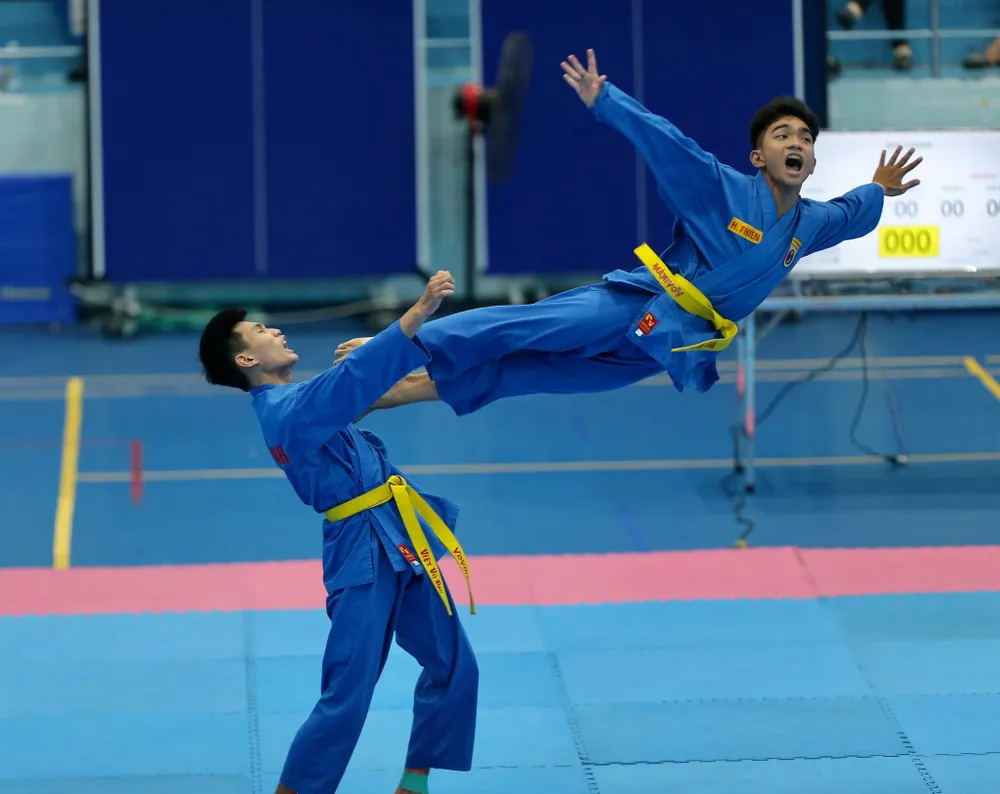 Các đội nam tham gia với màn trình diễn hấp dẫn, kịch tính