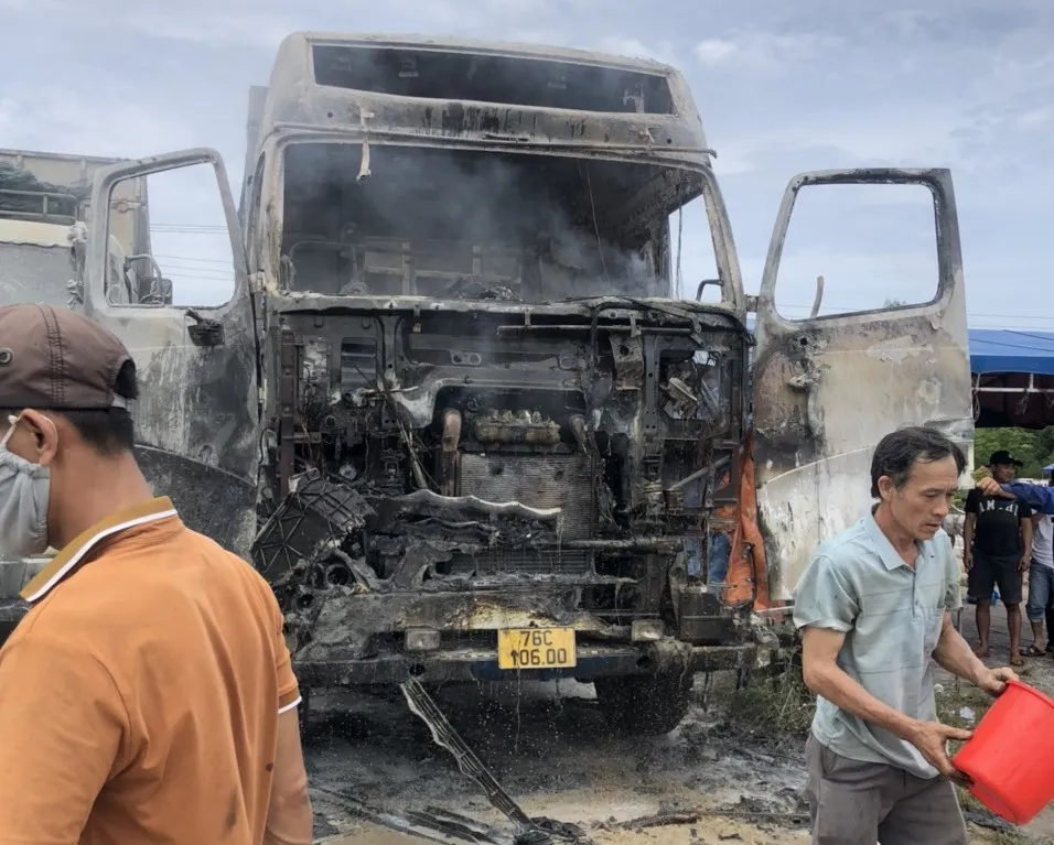 Xe tải cháy rụi hoàn toàn Xe tải cháy rụi hoàn toàn