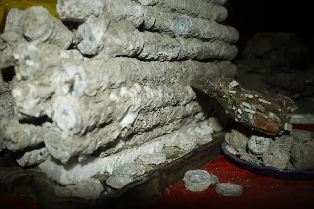 Bên trong các ngôi nhà cổ có nhiều đồ cổ như tiền cổ. Ảnh: NGUYỄN TRANG