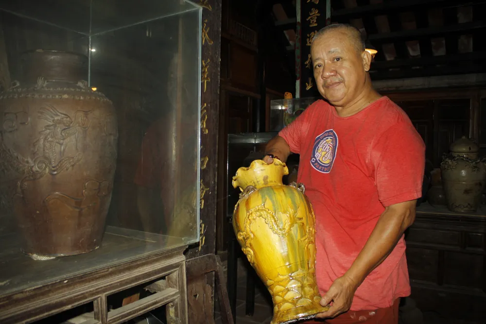 Ông Xênh cũng sưu tầm, trưng bày nhiều sản phẩm gốm của lò gốm Mỹ Thiện. Ảnh: NGUYỄN TRANG