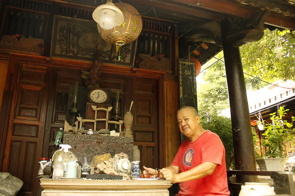 Ông Lâm Dũ Xênh là người có tâm huyết khôi phục 6 ngôi nhà cổ. Ảnh: NGUYỄN TRANG