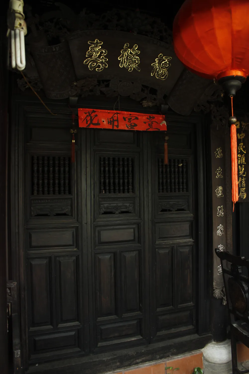 Cửa vào một ngôi nhà cổ. Ảnh: NGUYỄN TRANG