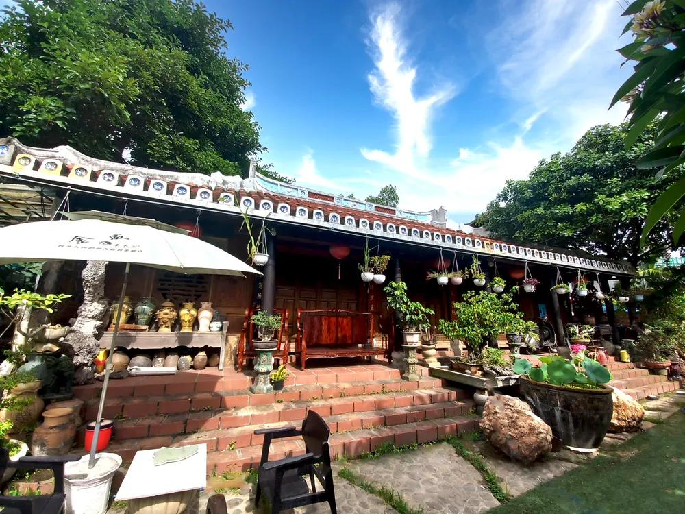 Một ngôi nhà cổ trong khuôn viên của ông Xênh. Ảnh: NGUYỄN TRANG