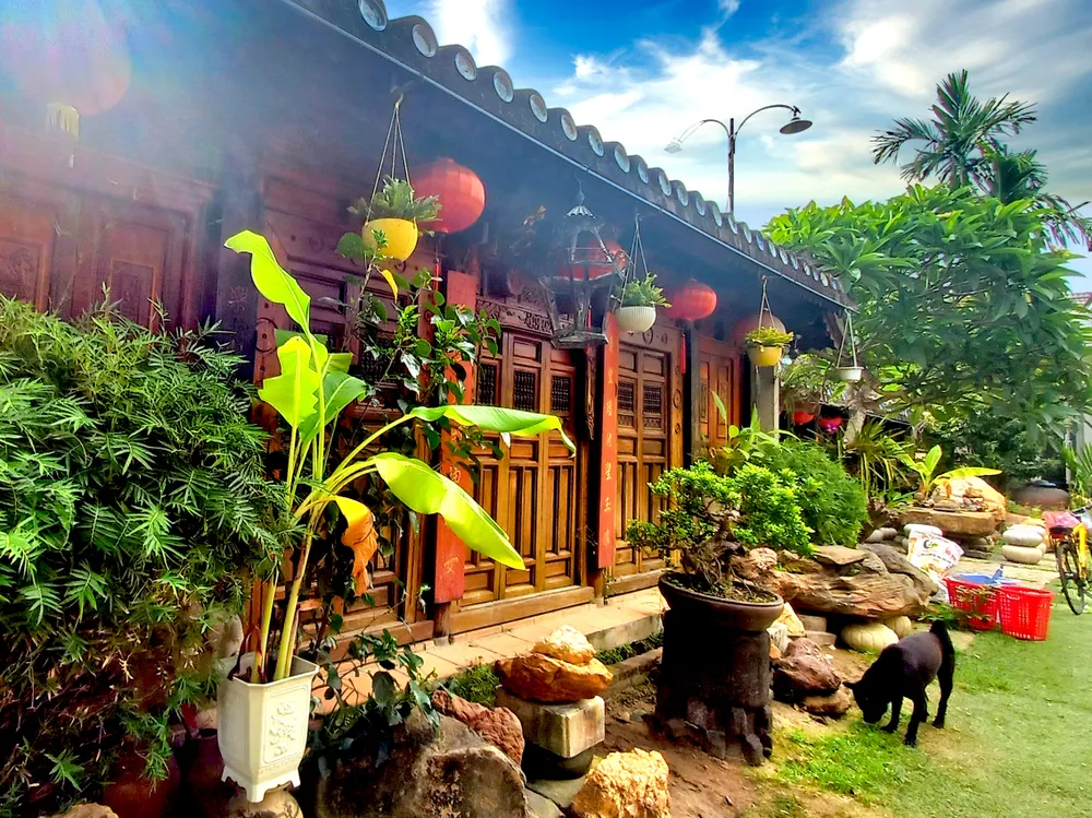 Khung cảnh thanh bình bên những ngôi nhà cổ. Ảnh: NGUYỄN TRANG