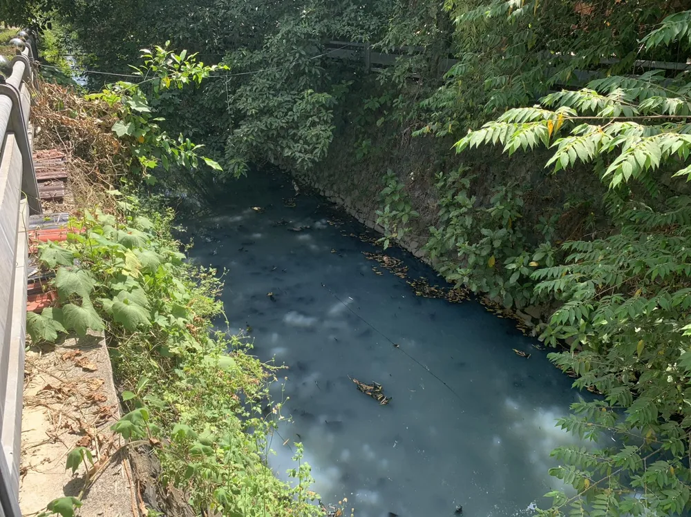 Nước thải đen ngòm, bốc mùi