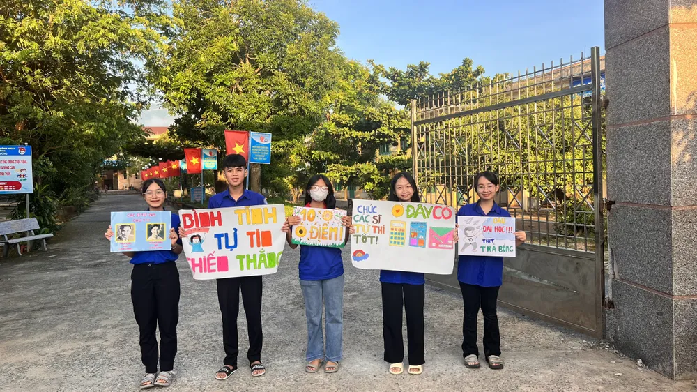 Động viên đến các sĩ tử tham gia Kỳ thi Tốt nghiệp THPT năm 2023. Ảnh: HUYỆN ĐOÀN TRÀ BỒNG