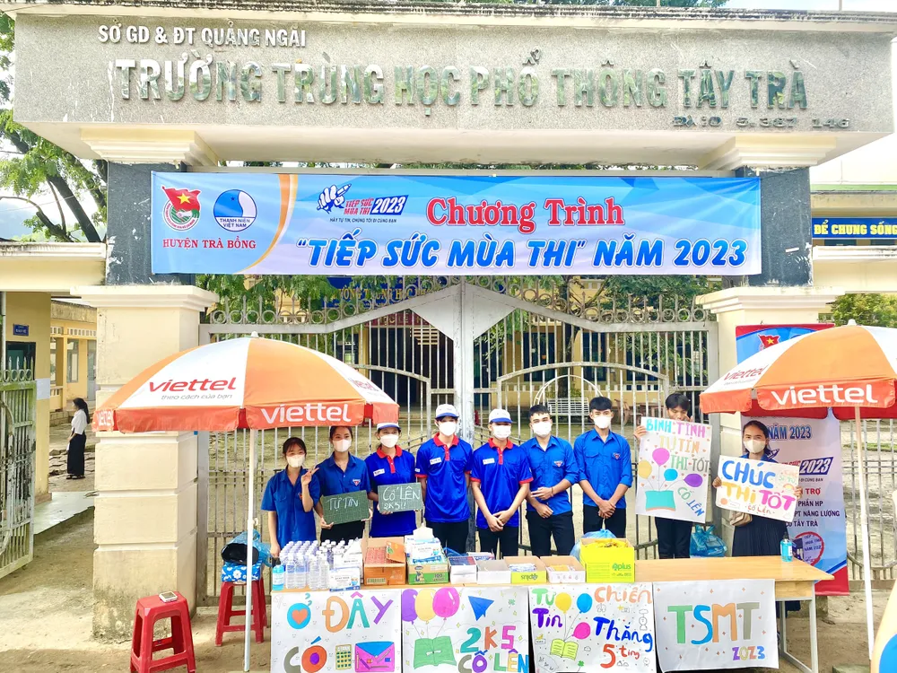 Các tình nguyện viên Trà Bồng chúc các thí sinh thi tốt. Ảnh: HUYỆN ĐOÀN TRÀ BỒNG