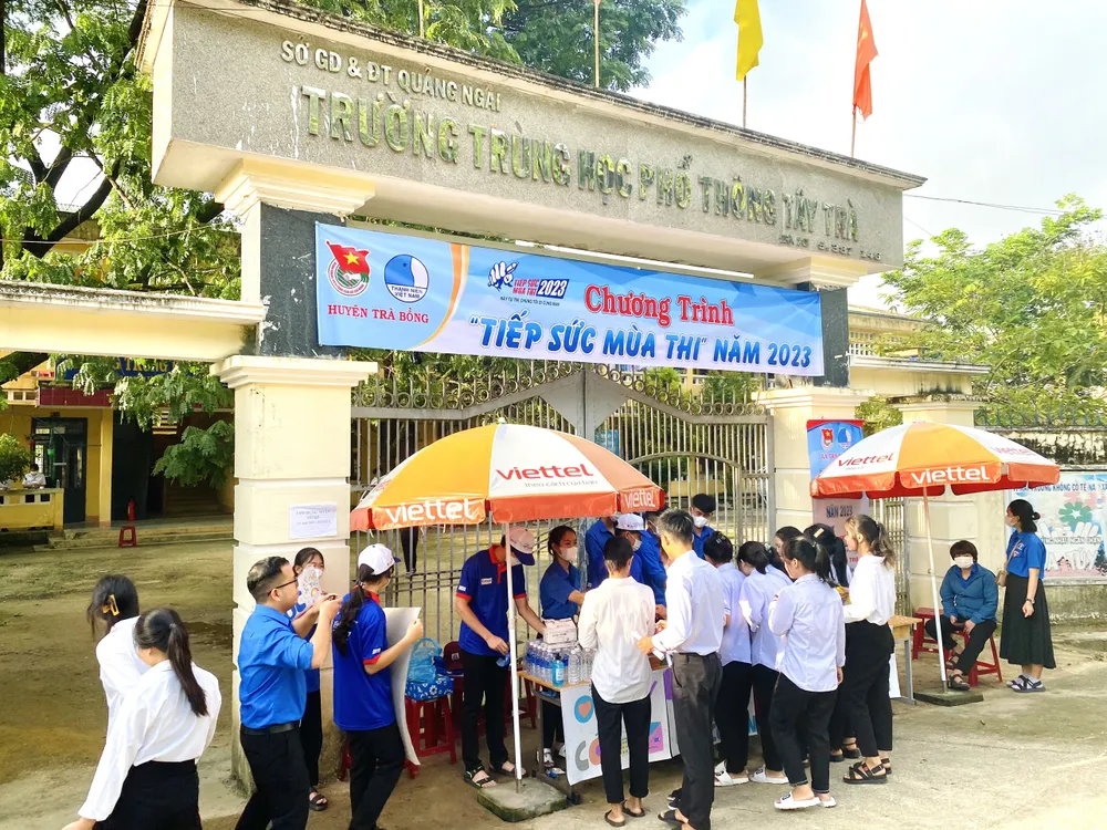 Tại miền núi huyện Trà Bồng, tỉnh Quảng Ngãi, các tình nguyện viên túc trực trao nước, sữa cho các thí sinh tại điểm thi Trường THPT Tây Trà. Ảnh: HUYỆN ĐOÀN TRÀ BỒNG