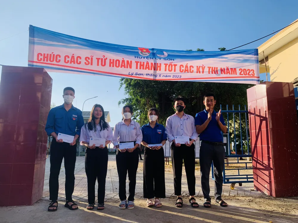 Huyện đoàn Lý Sơn trao học bổng tiếp sức mùa thi cho thí sinh có hoàn cảnh khó khăn trên đảo. Ảnh: HUYỆN ĐOÀN LÝ SƠN