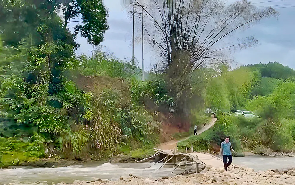 Suối Nước Lăng dâng cao khi mưa lũ, cuốn trôi cầu và cô lập các hộ dân Suối Nước Lăng dâng cao khi mưa lũ, cuốn trôi cầu và cô lập các hộ dân