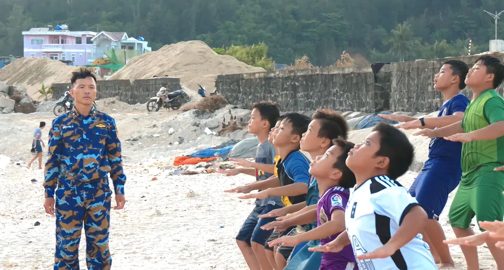 Đặc công Hải quân dạy bơi cho trẻ em trên đảo Lý Sơn