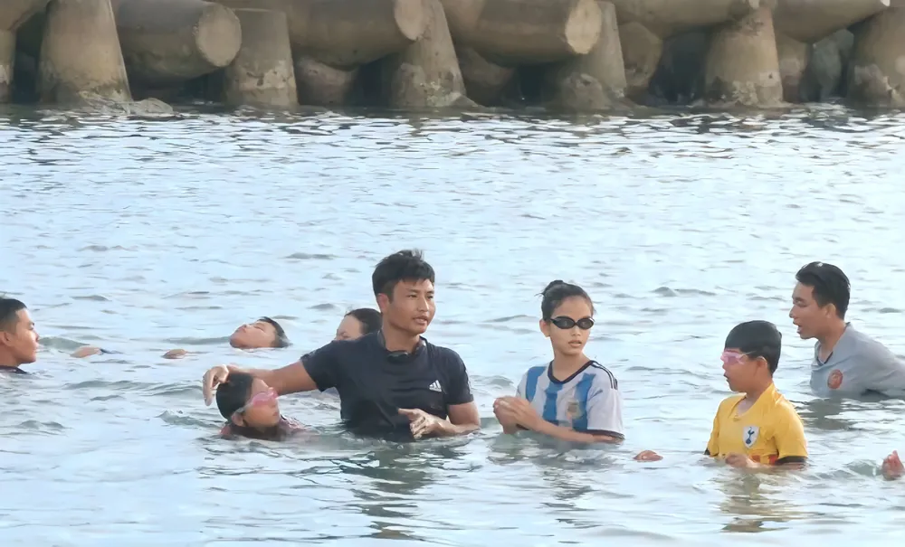 Các em nhỏ thực hành bơi dưới nước