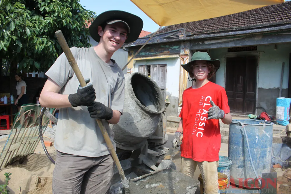 Dù đẫm mồ hôi, các học sinh Mỹ rất vui vẻ, nhiệt tình. Ảnh: NGUYỄN TRANG