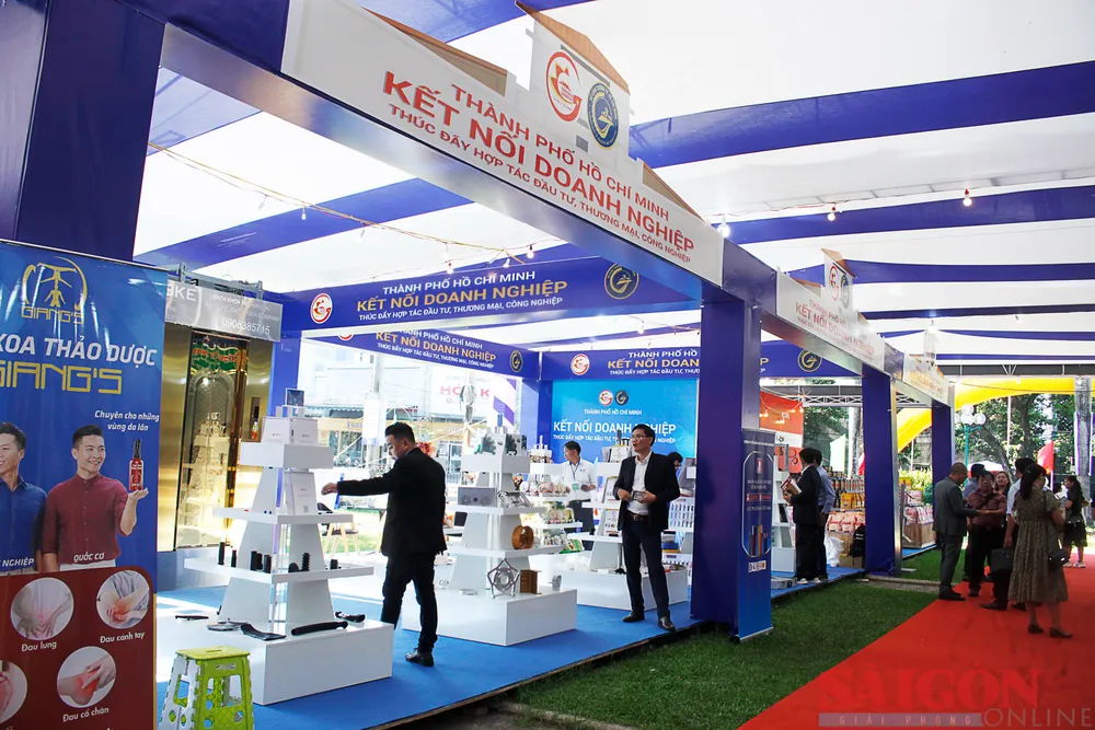 Gian hàng của doanh nghiệp TPHCM tại triển lãm. Ảnh: NGUYỄN TRANG