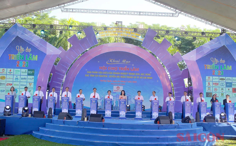 Quang cảnh lễ khai mạc. Ảnh: NGUYỄN TRANG