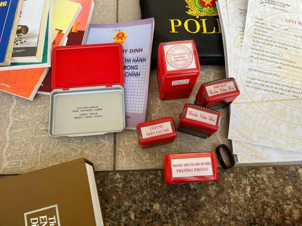 Nhiều tang vật được phát hiện khi kiểm tra phòng đối tượng. Ảnh: Công an TP Quảng Ngãi Nhiều tang vật được phát hiện khi kiểm tra phòng đối tượng. Ảnh: Công an TP Quảng Ngãi