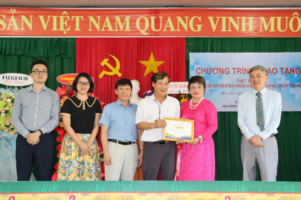 Gia đình GS.TS.NGND Đào Văn Long trao tặng thiết bị y tế cho Bệnh viện Đa khoa khu vực Đặng Thùy Trâm