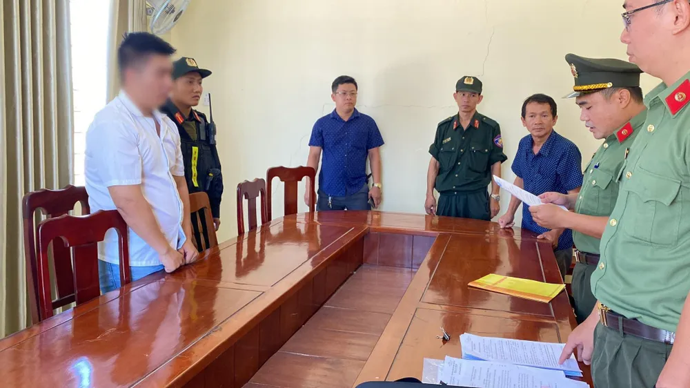 Đối tượng P.V.L. (áo trắng) tại cơ quan điều tra