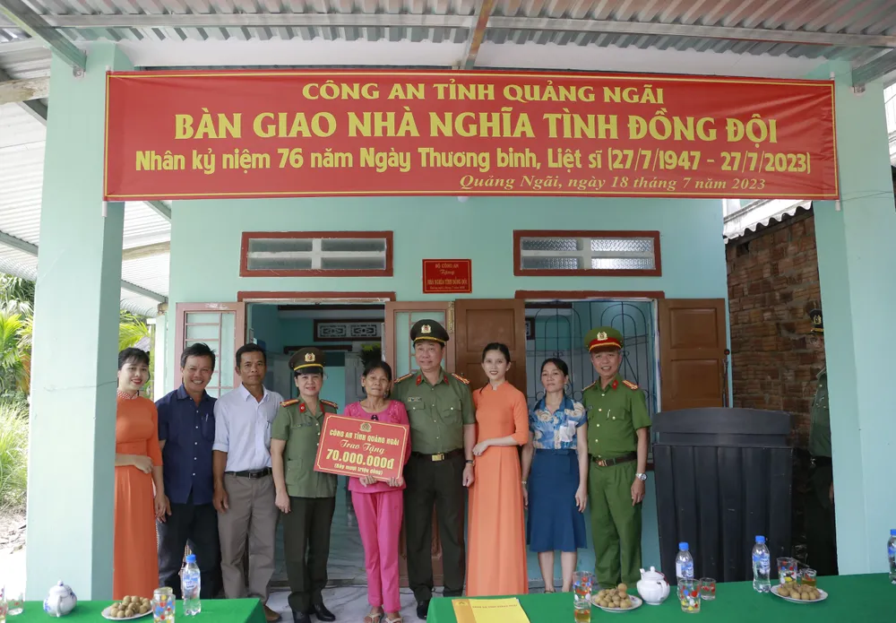 Công an tỉnh Quảng Ngãi bàn giao nhà nghĩa tình đồng đội Công an tỉnh Quảng Ngãi bàn giao nhà nghĩa tình đồng đội