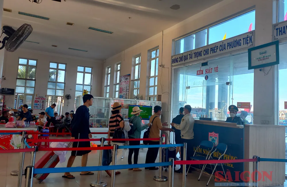 Hành khách chuẩn bị qua cảng lên tàu ra đảo Lý Sơn. Ảnh: NGUYỄN TRANG