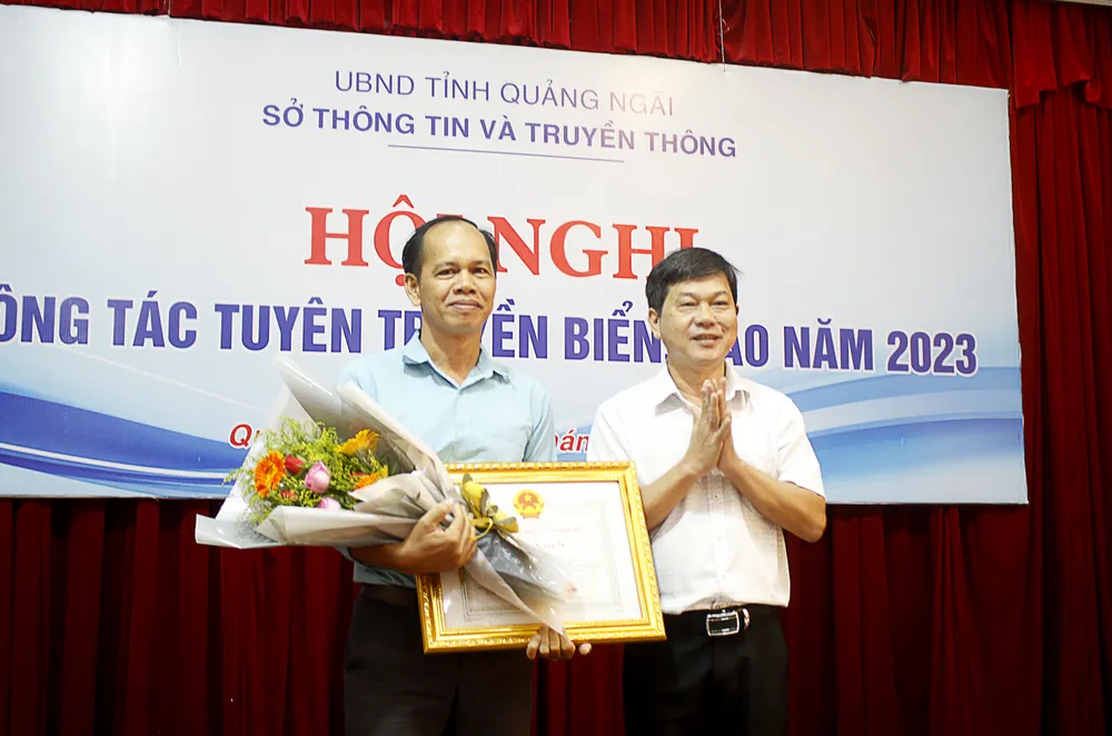 UBND tỉnh Quảng Ngãi tặng bằng khen cho Trung tá, nhà báo Lê Văn Chương, Báo Biên Phòng. Ảnh: NGUYỄN TRANG UBND tỉnh Quảng Ngãi tặng bằng khen cho Trung tá, nhà báo Lê Văn Chương, Báo Biên Phòng. Ảnh: NGUYỄN TRANG