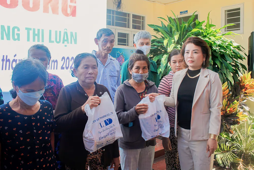 Chị Luận tặng sữa cho người già, hoàn cảnh khó khăn tại xã Bình Thanh, huyện Bình Sơn, tỉnh Quảng Ngãi. Ảnh: NGUYỄN TRANG Chị Luận tặng sữa cho người già, hoàn cảnh khó khăn tại xã Bình Thanh, huyện Bình Sơn, tỉnh Quảng Ngãi. Ảnh: NGUYỄN TRANG