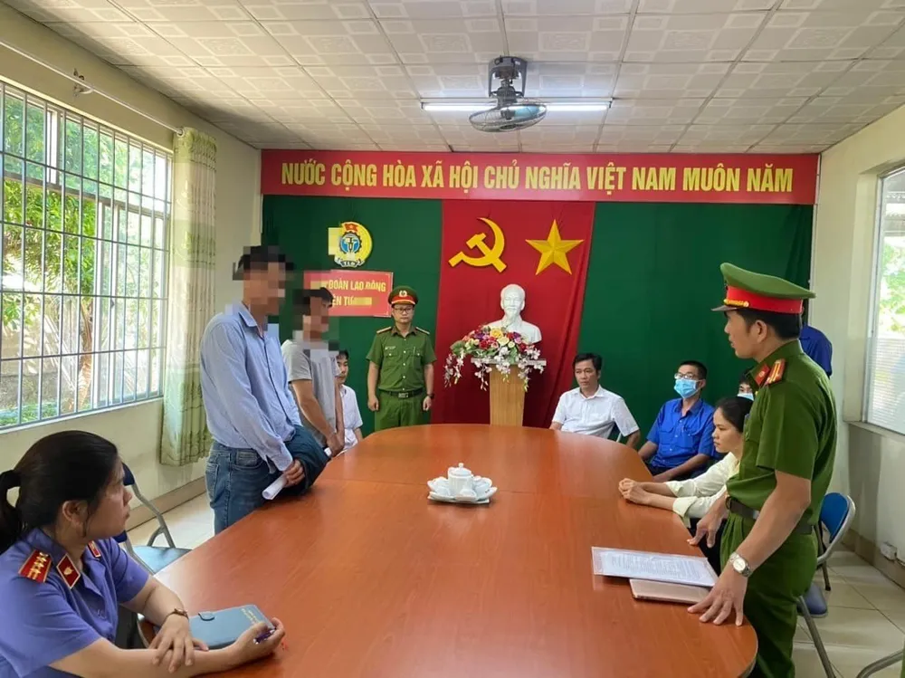 Khởi tố Giám đốc, Phó Giám đốc Trung tâm Đăng kiểm xe cơ giới 76-02D. Ảnh: Công an Quảng Ngãi Khởi tố Giám đốc, Phó Giám đốc Trung tâm Đăng kiểm xe cơ giới 76-02D. Ảnh: Công an Quảng Ngãi