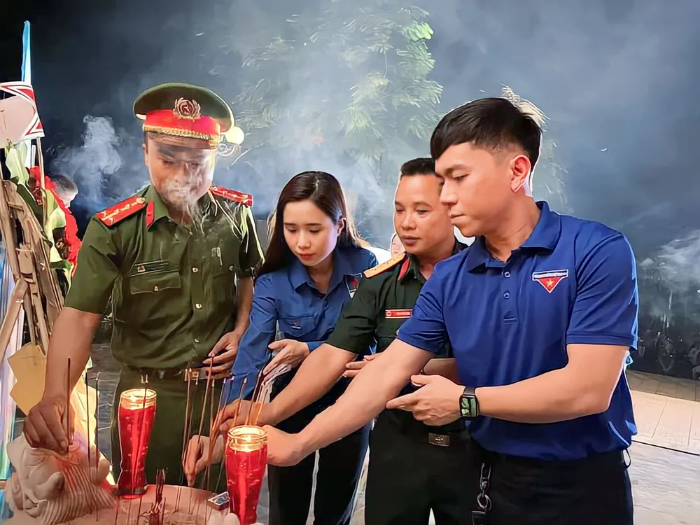 Huyện đoàn Bình Sơn tổ chức thắp nến tri ân tại Địa đạo Đám Toái. Ảnh: Huyện đoàn Bình Sơn Huyện đoàn Bình Sơn tổ chức thắp nến tri ân tại Địa đạo Đám Toái. Ảnh: Huyện đoàn Bình Sơn