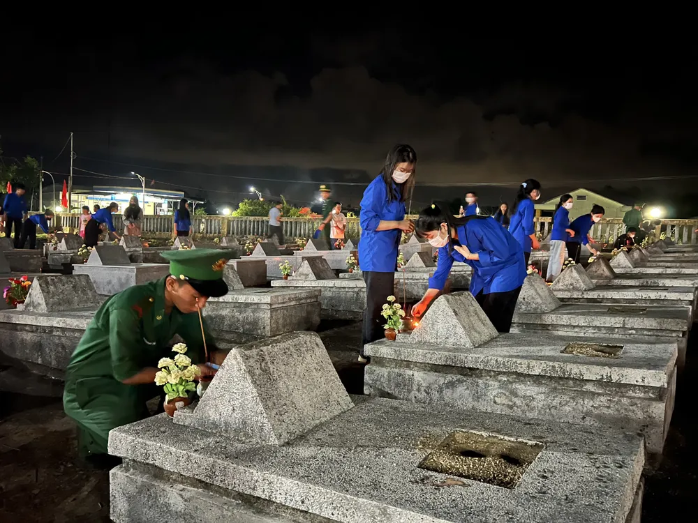 Thắp hương, thắp nến tri ân tại Nghĩa trang liệt sĩ tại xã Bình Tân Phú, huyện Bình Sơn, tỉnh Quảng Ngãi vào tối 27-6. Ảnh: NGUYỄN TRANG Thắp hương, thắp nến tri ân tại Nghĩa trang liệt sĩ tại xã Bình Tân Phú, huyện Bình Sơn, tỉnh Quảng Ngãi vào tối 27-6. Ảnh: NGUYỄN TRANG