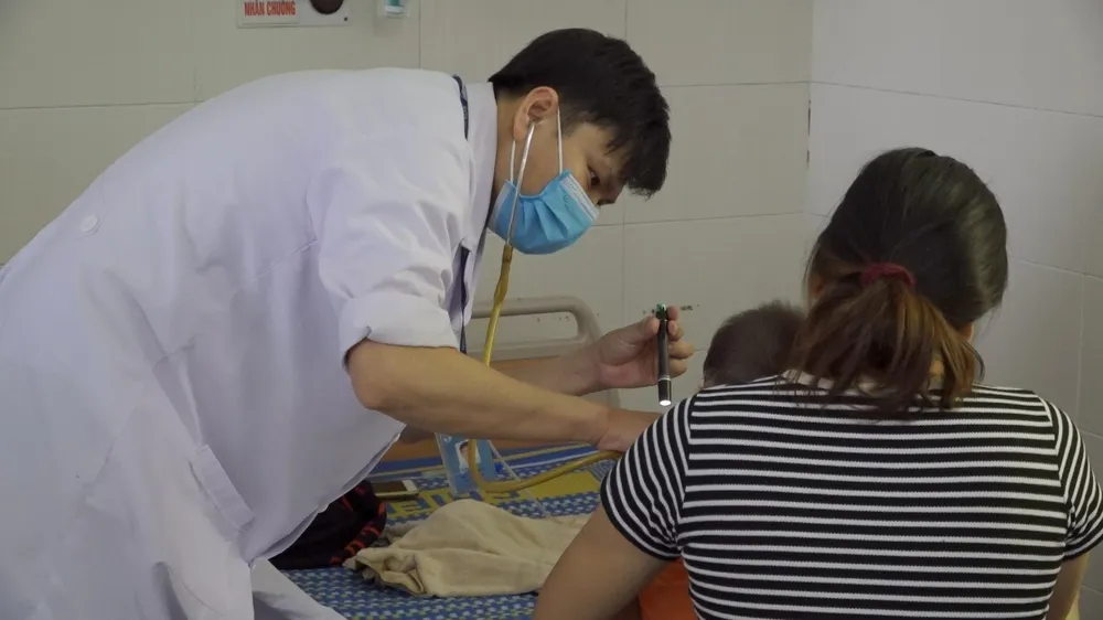 Bác sĩ thăm khám cho trẻ em Bác sĩ thăm khám cho trẻ em