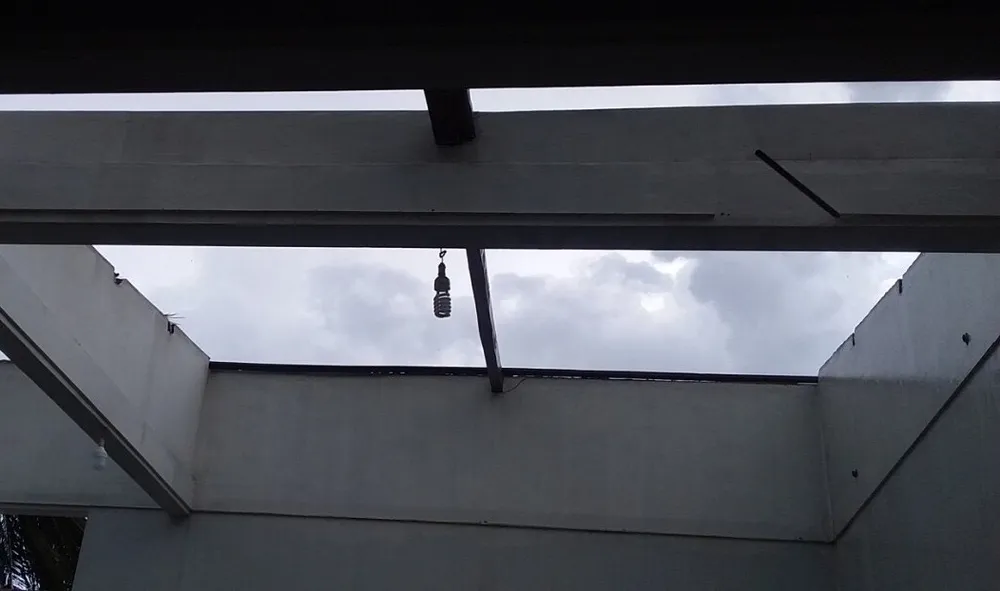 Đến 17 giờ 30 phút, địa phương đang thống kê thiệt hại do lốc xoáy gây ra