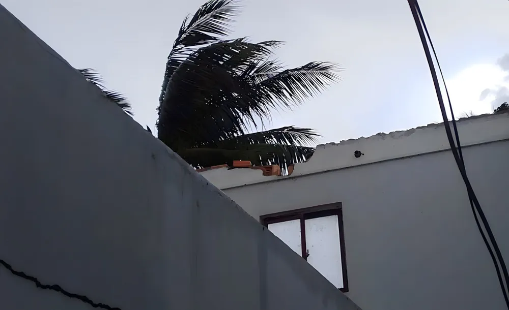 Mái nhà bị tốc