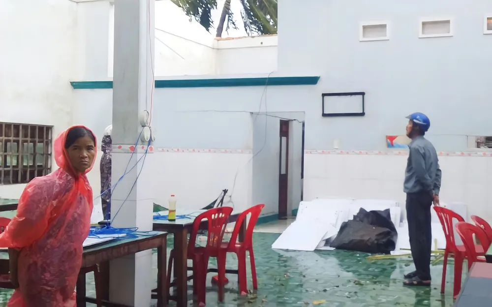 Mái nhà bị tốc, đồ đạc trong nhà cũng bị cuốn bay
