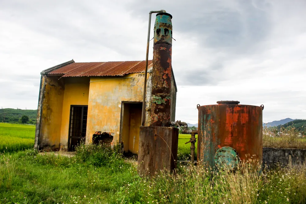 Công trình cấp nước sinh hoạt Trì Bình bỏ hoang giữa cánh đồng. Ảnh: NGUYỄN TRANG