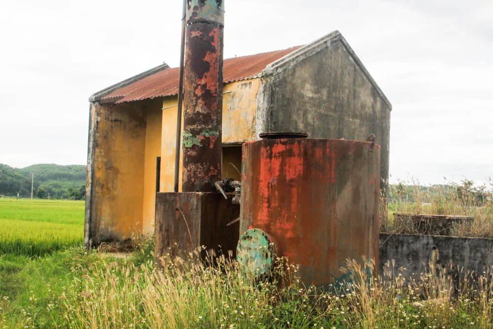 Các trụ nước rỉ sét. Ảnh: NGUYỄN TRANG