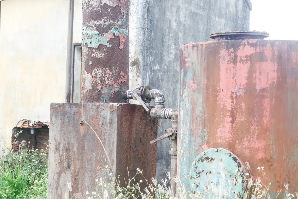 Thiết bị rỉ sét, hư hỏng. Ảnh: NGUYỄN TRANG