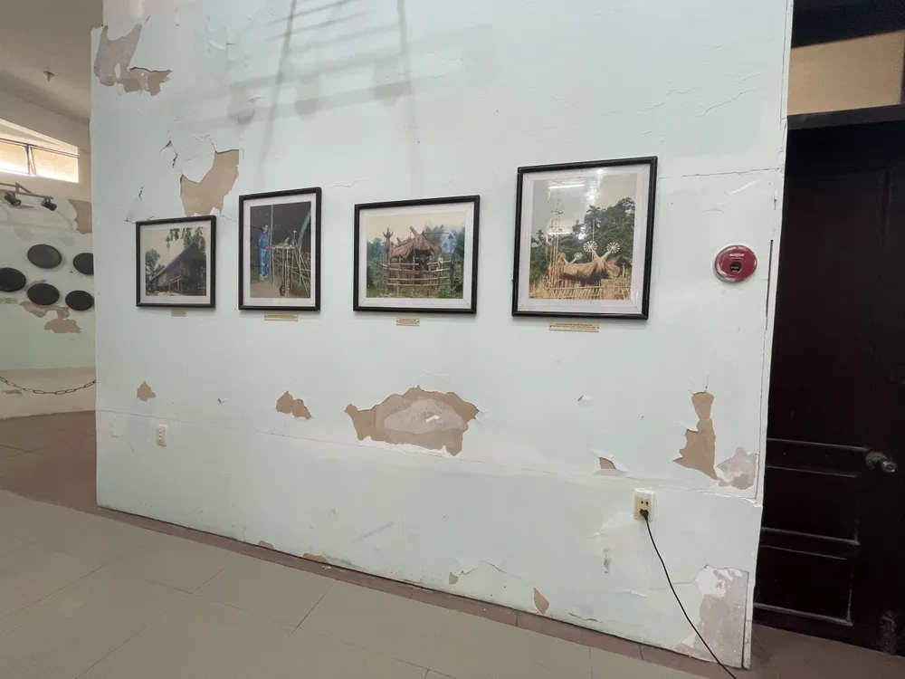 Nơi trưng bày văn hóa bản sắc vùng đồng bào dân tộc của tỉnh Quảng Ngãi bị bong tróc, xuống cấp nặng. Ảnh: NGUYỄN TRANG