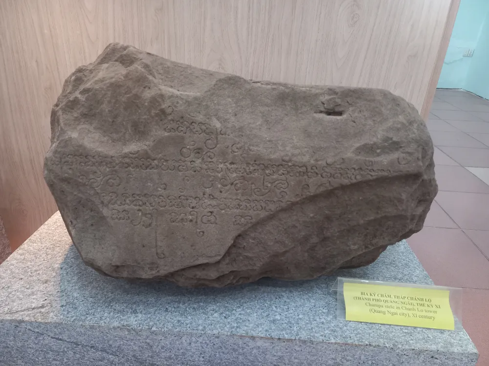 Bảo tàng hiện trưng bày hiện vật có giá trị như bia ký Chăm, tháp Chánh Lộ, niên đại thế kỷ XI. Ảnh: NGUYỄN TRANG