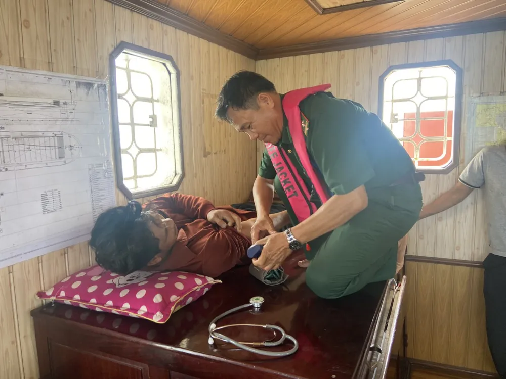 Thăm khám sức khỏe cho các ngư dân