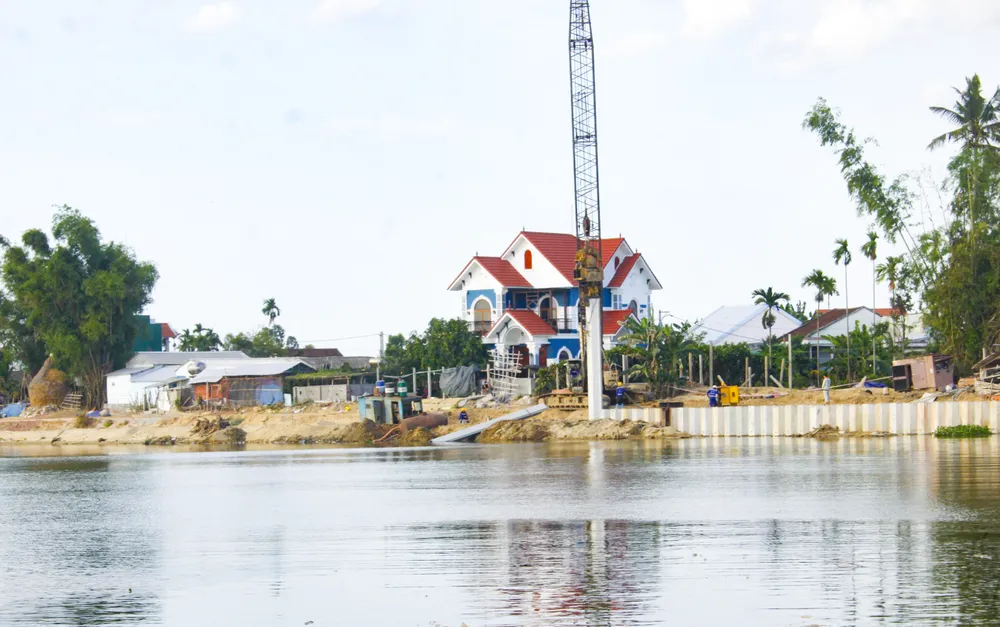 Thi công đóng cọc cừ tại công trường. Ảnh: NGUYỄN TRANG