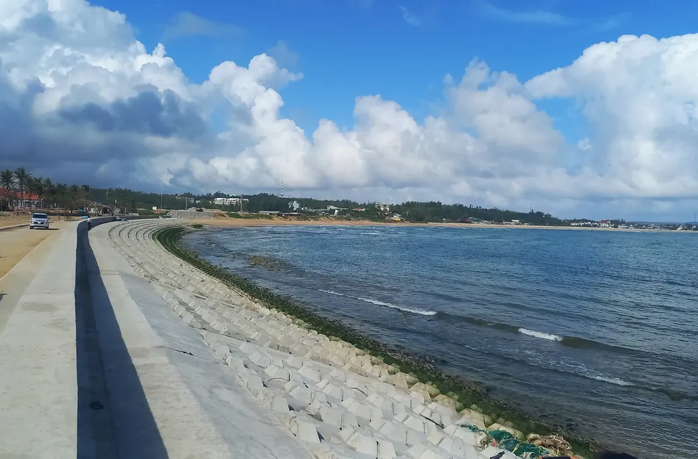 Kè biển tại thôn Thanh Thủy, xã Bình Hải, huyện Bình Sơn, tỉnh Quảng Ngãi. Ảnh: NGUYỄN TRANG