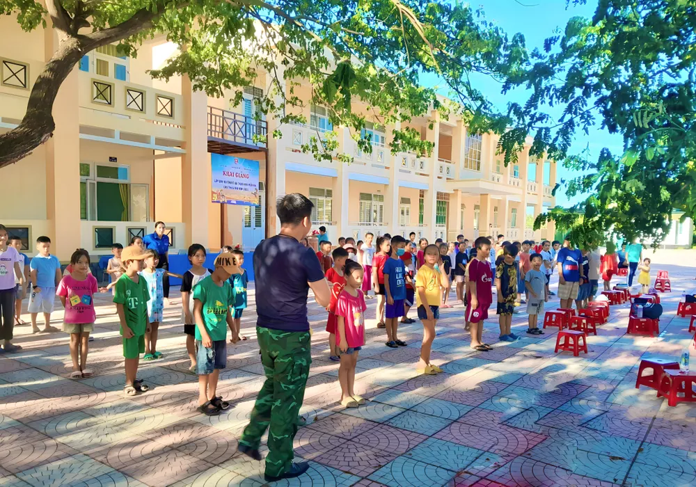 Học sinh các lớp tham gia học võ miễn phí cùng chiến sĩ Đồn Biên phòng Sa Huỳnh Học sinh các lớp tham gia học võ miễn phí cùng chiến sĩ Đồn Biên phòng Sa Huỳnh