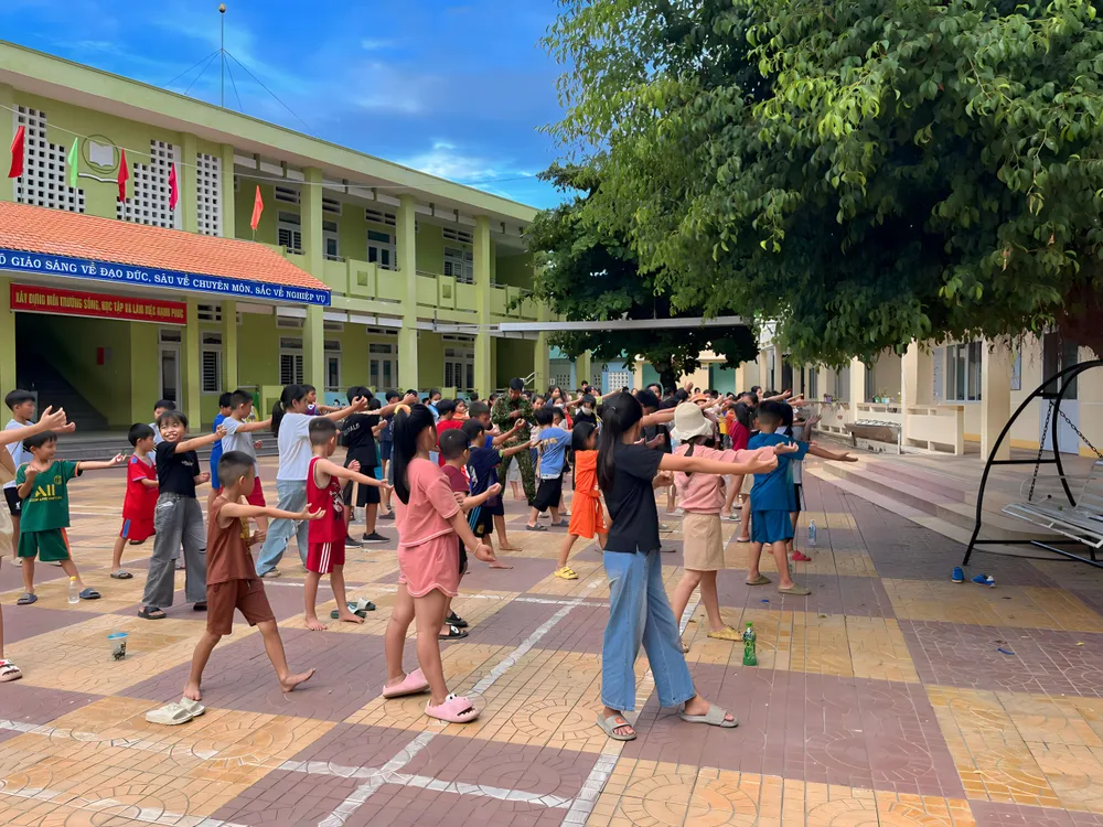 Những bài võ thể dục của bộ đội biên phòng do chính chiến sĩ trực tiếp dạy các em Những bài võ thể dục của bộ đội biên phòng do chính chiến sĩ trực tiếp dạy các em