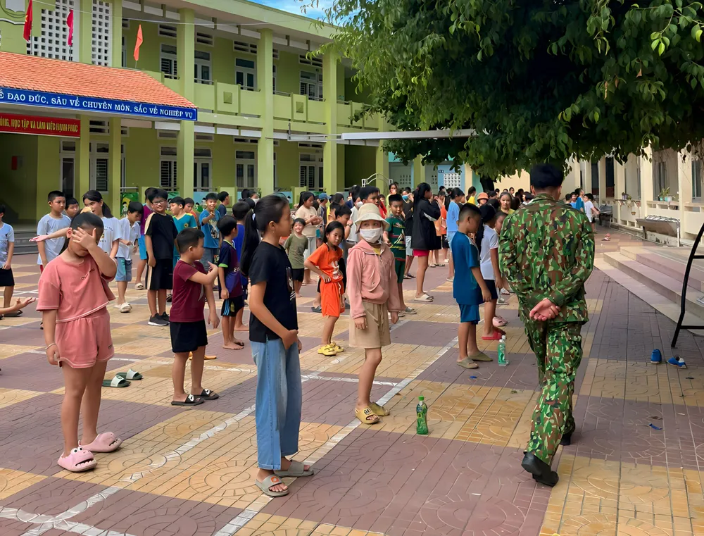 Các em trải nghiệm học võ vui tươi nhưng không kém phần nghiêm khắc của các chiến sĩ, cán bộ Đồn Biên phòng Sa Huỳnh Các em trải nghiệm học võ vui tươi nhưng không kém phần nghiêm khắc của các chiến sĩ, cán bộ Đồn Biên phòng Sa Huỳnh