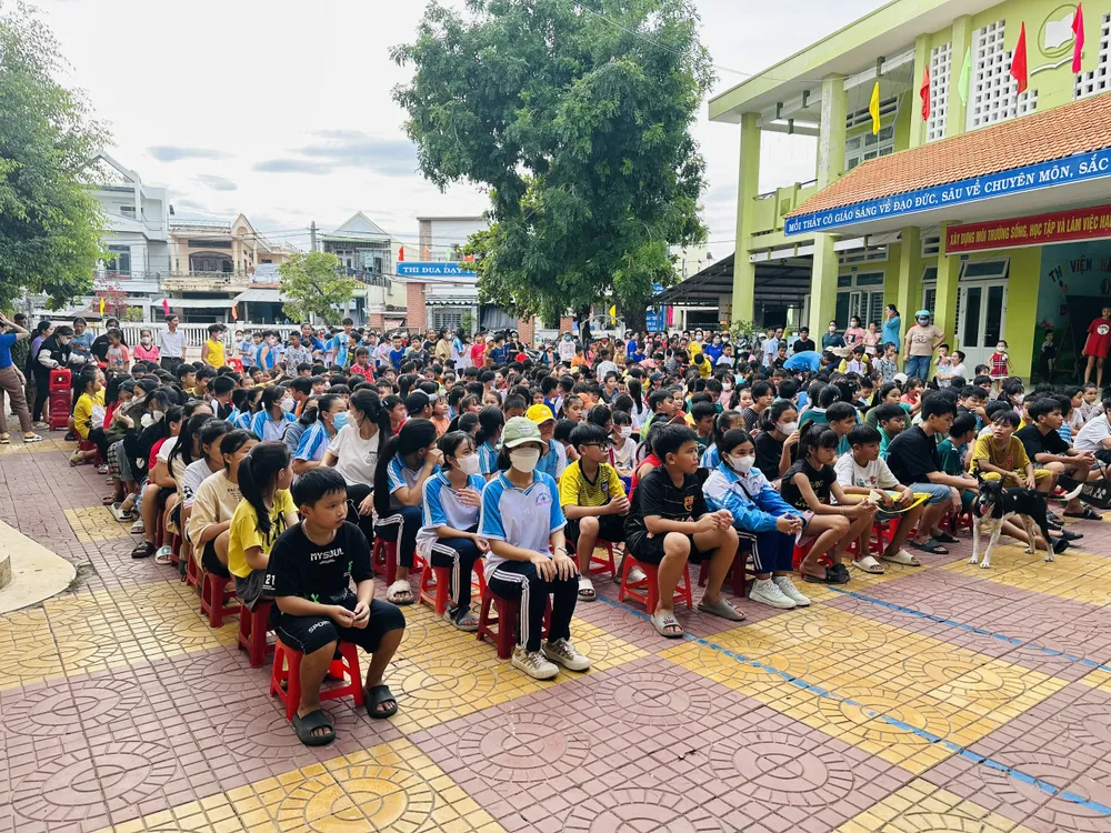 300 học sinh tham gia học võ miễn phí 300 học sinh tham gia học võ miễn phí