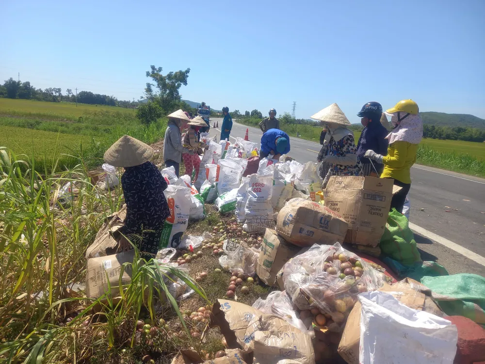 Chanh dây được dồn vào bao tải để bên ven đường Chanh dây được dồn vào bao tải để bên ven đường
